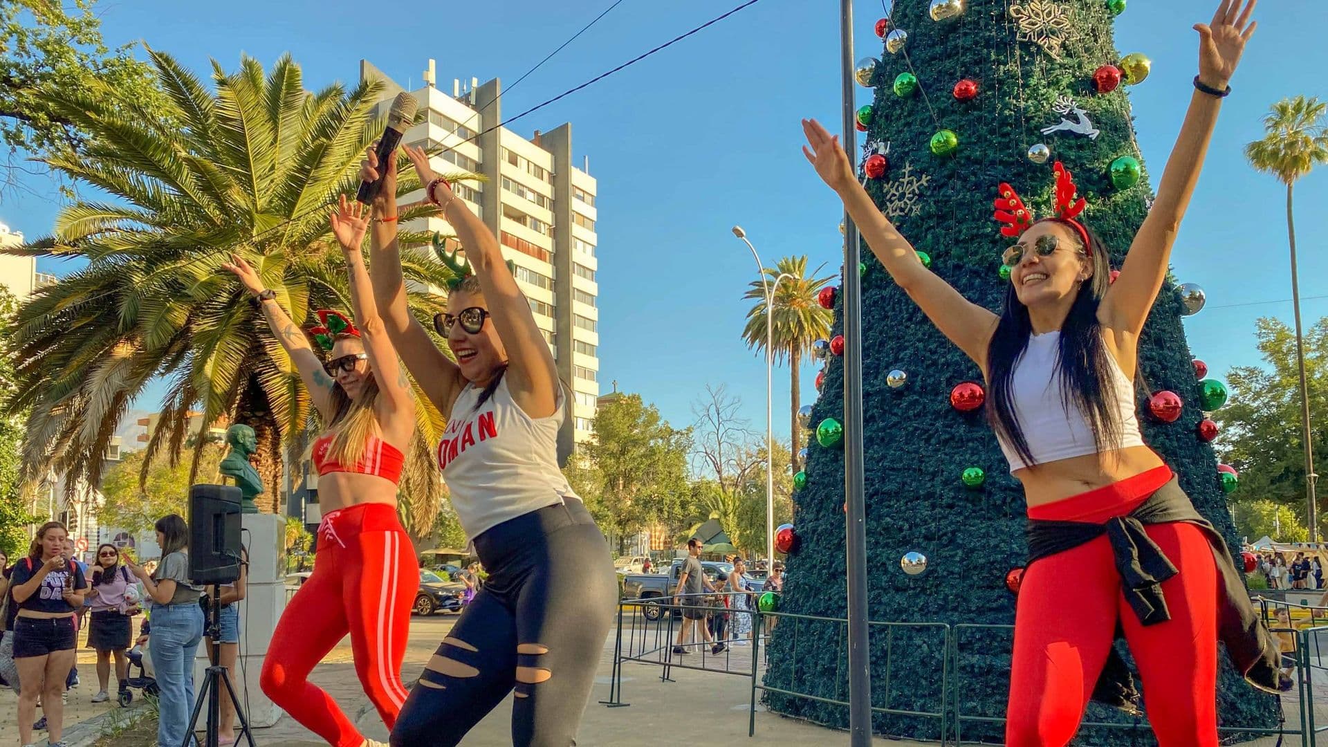 Comenzamos a celebrar la Navidad con el encendido de las luces de un gigantesco árbol en Plaza Ñuñoa