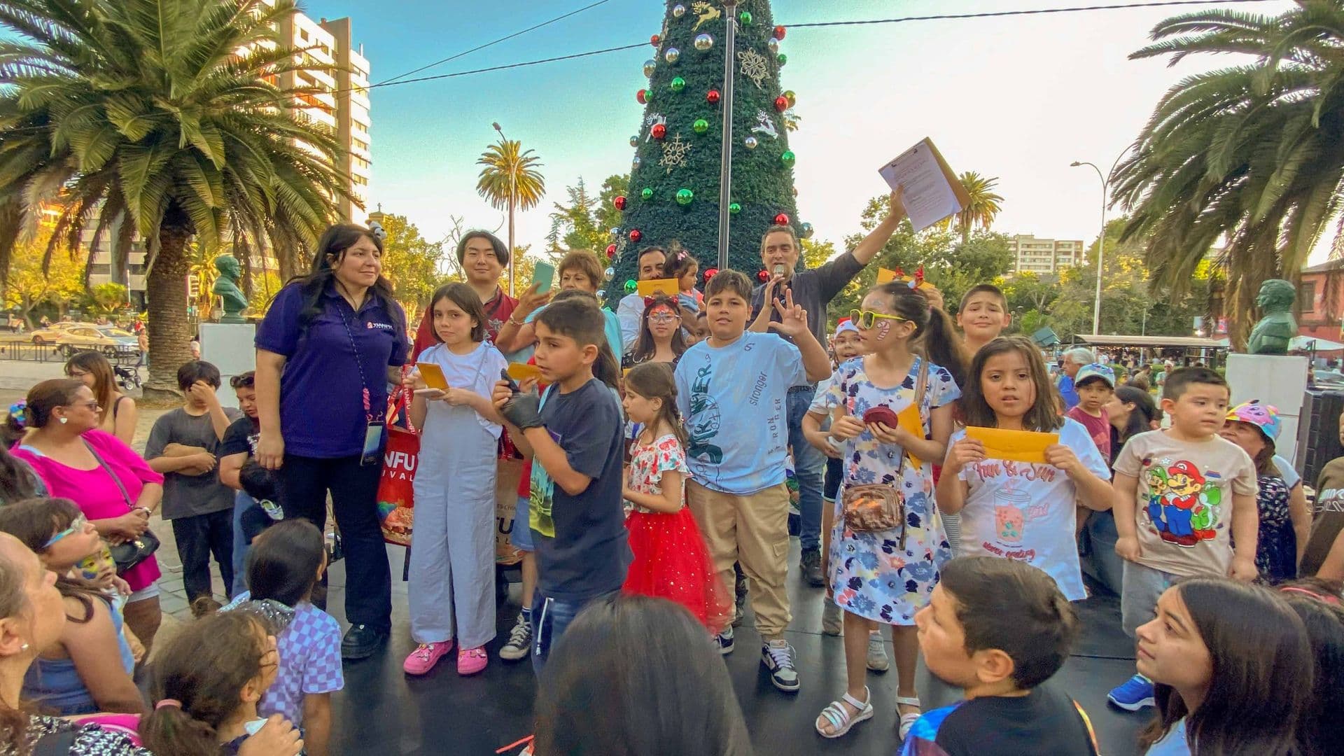 Comenzamos a celebrar la Navidad con el encendido de las luces de un gigantesco árbol en Plaza Ñuñoa