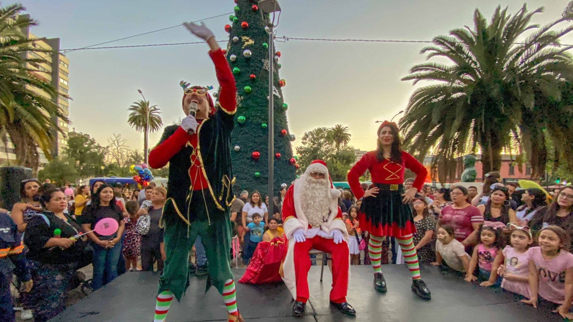 Comenzamos a celebrar la Navidad con el encendido de las luces de un gigantesco árbol en Plaza Ñuñoa