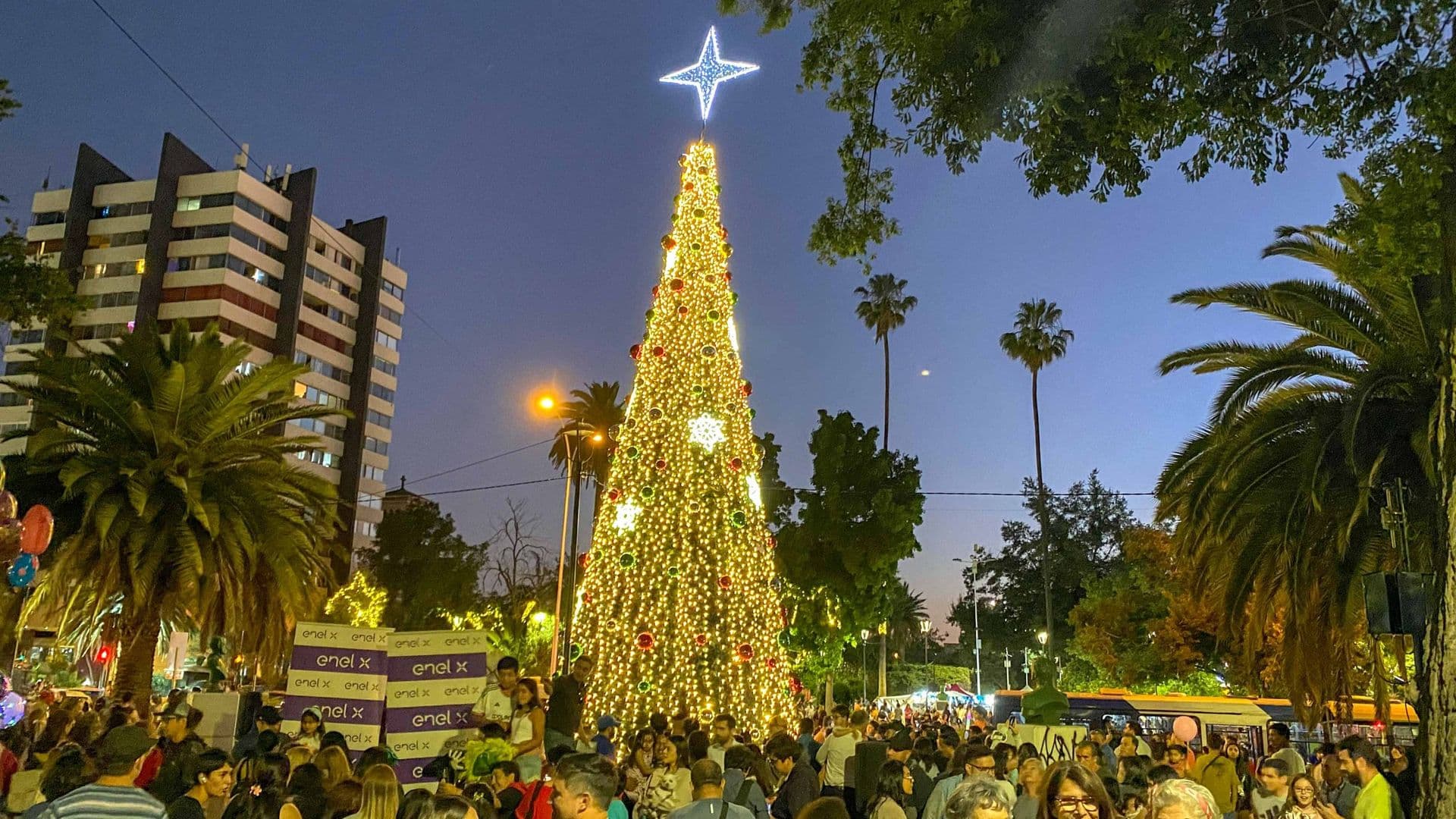 Comenzamos a celebrar la Navidad con el encendido de las luces de un gigantesco árbol en Plaza Ñuñoa