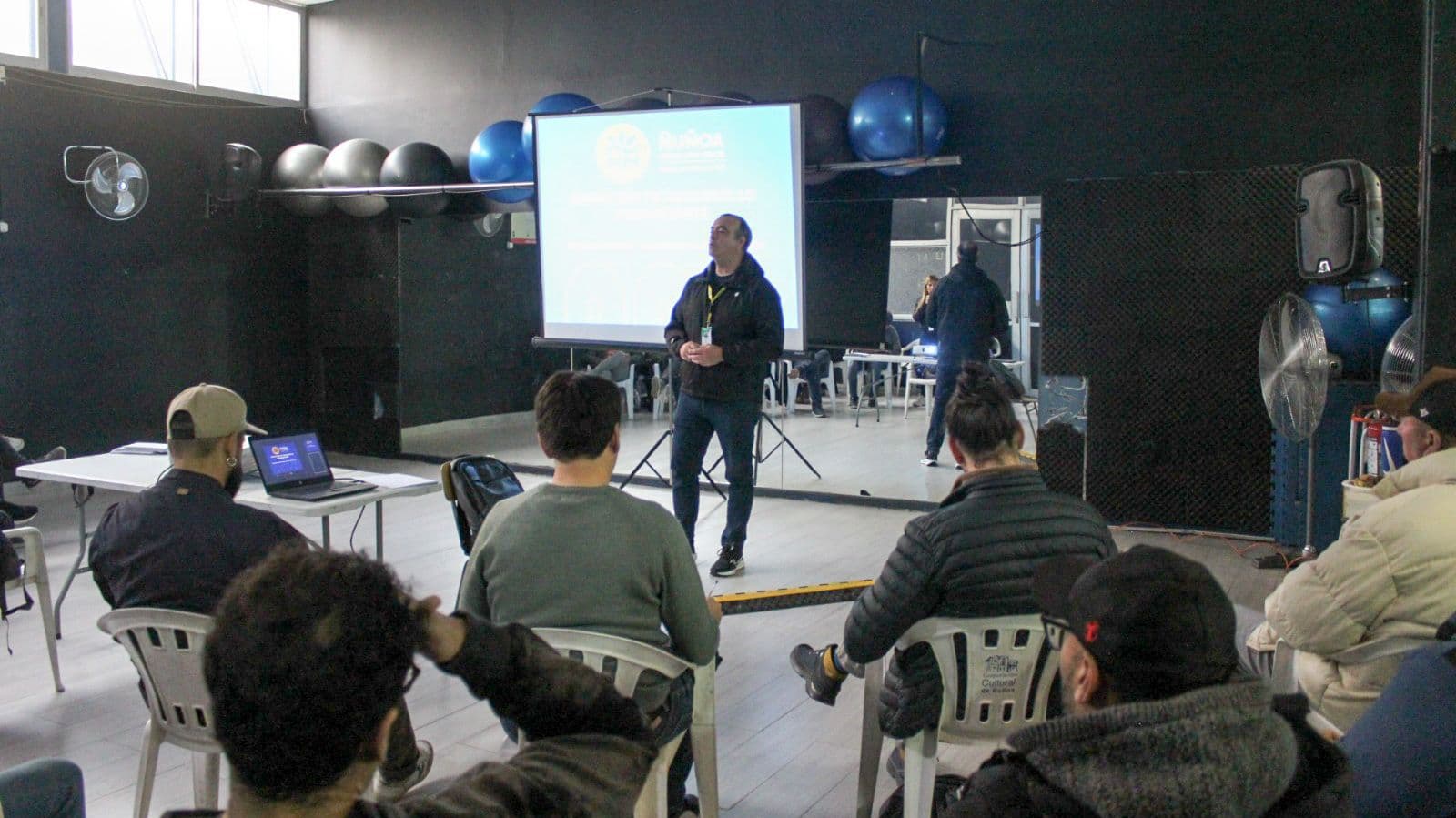 Capacitación para postular al “Fondo Corazón de Barrio”