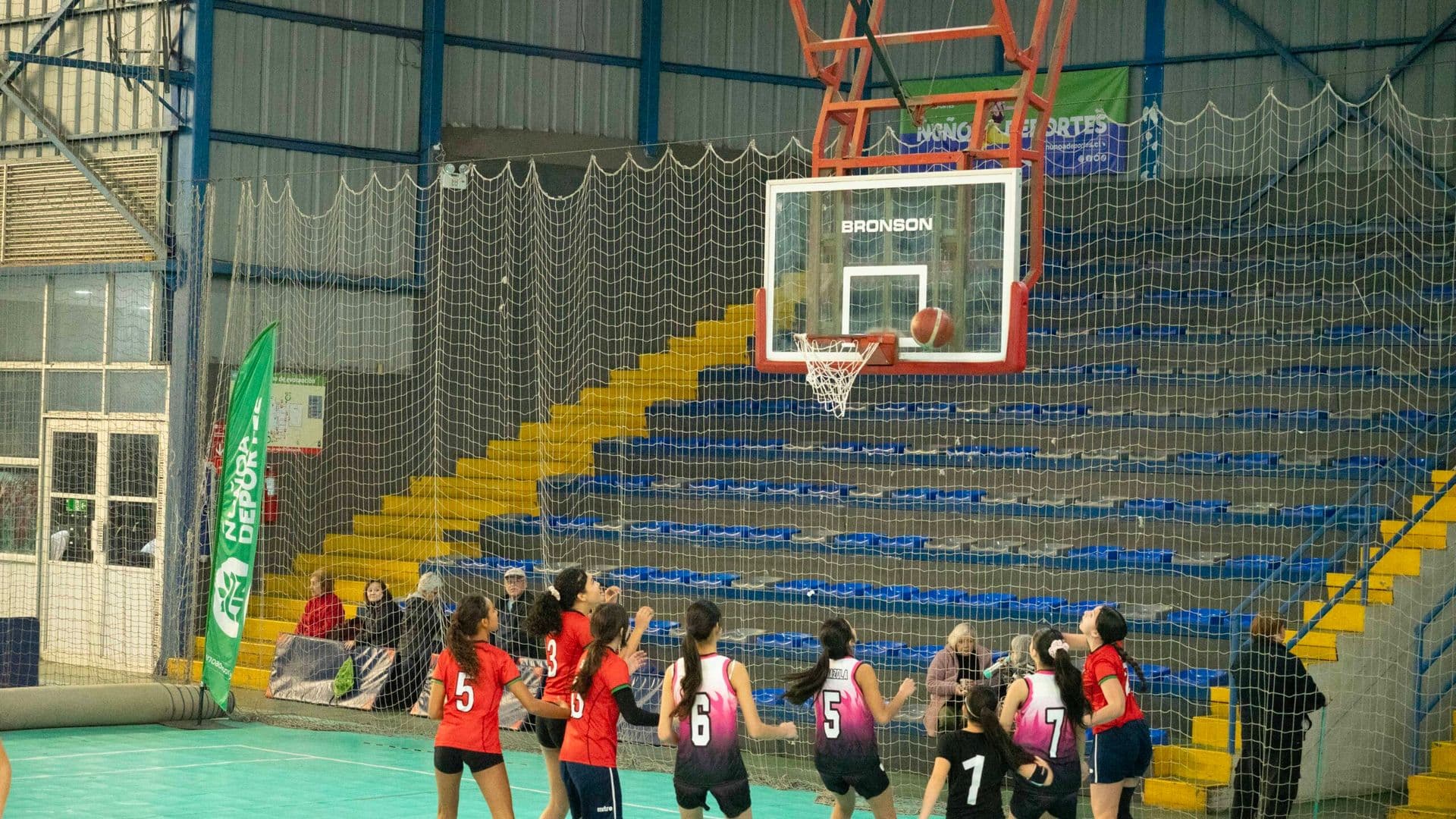 Liceo Augusto D’halmar y Colegio República de Siria avanzan en el Básquetbol Sub 14