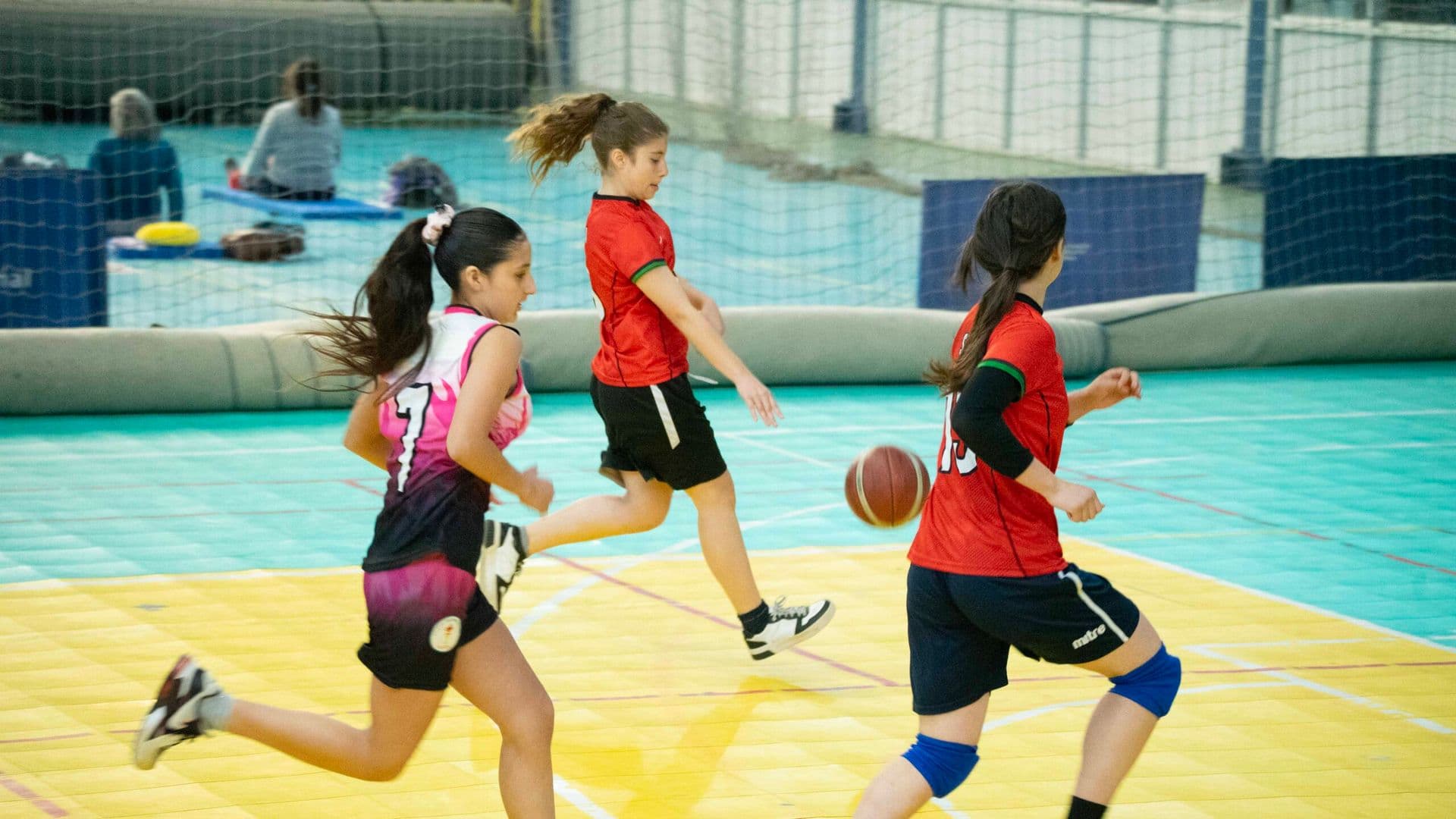 Liceo Augusto D’halmar y Colegio República de Siria avanzan en el Básquetbol Sub 14