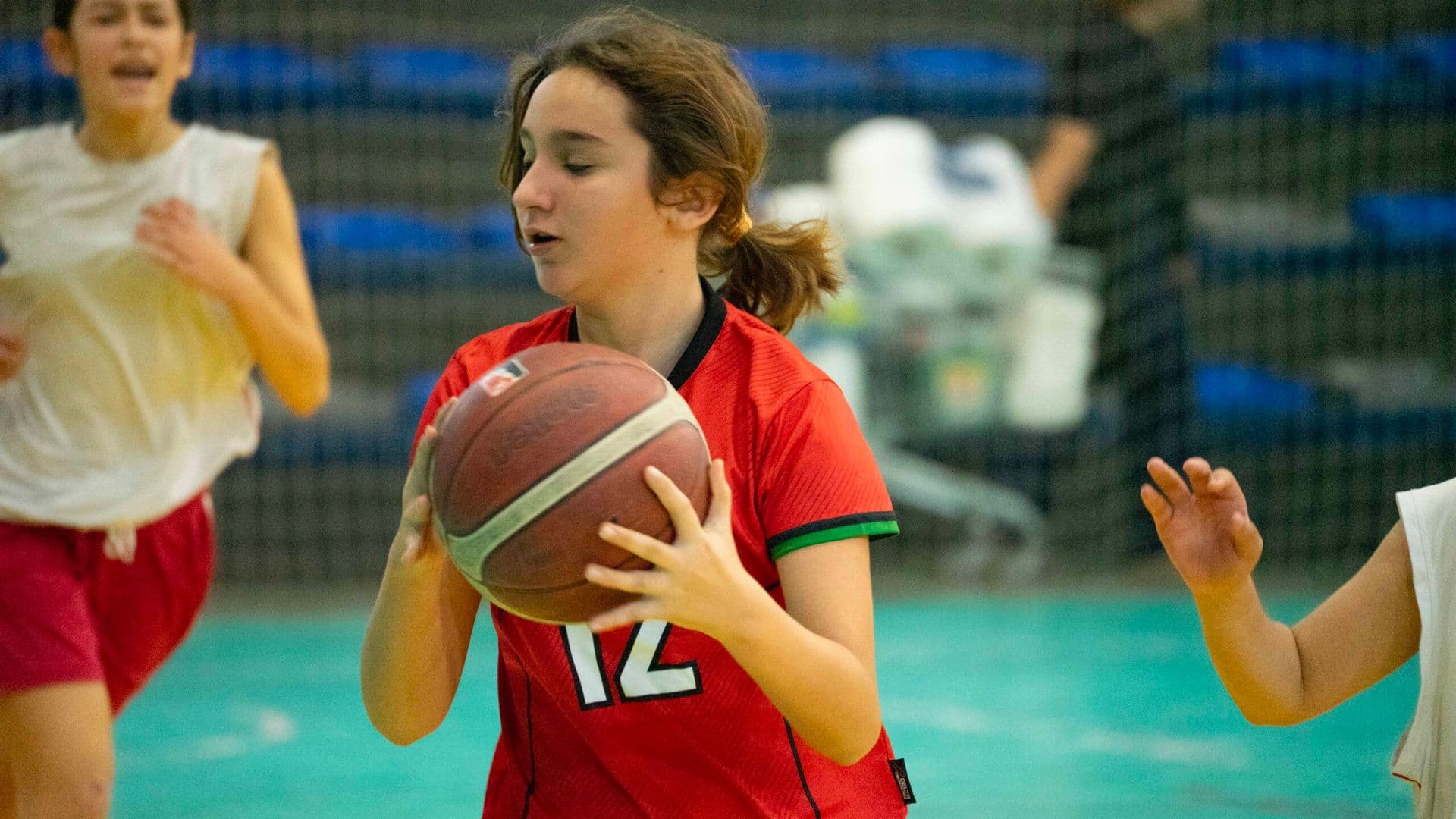 Liceo Augusto D’halmar y Colegio República de Siria avanzan en el Básquetbol Sub 14