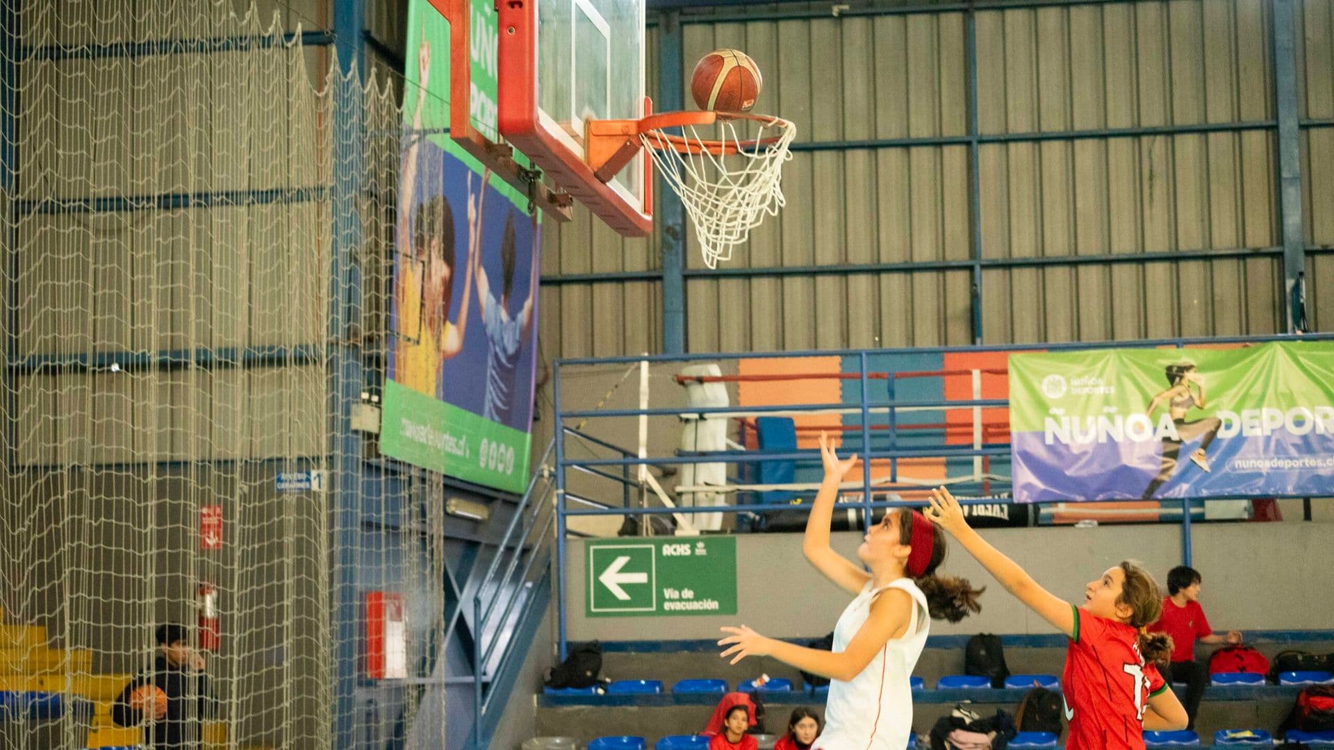 Liceo Augusto D’halmar y Colegio República de Siria avanzan en el Básquetbol Sub 14