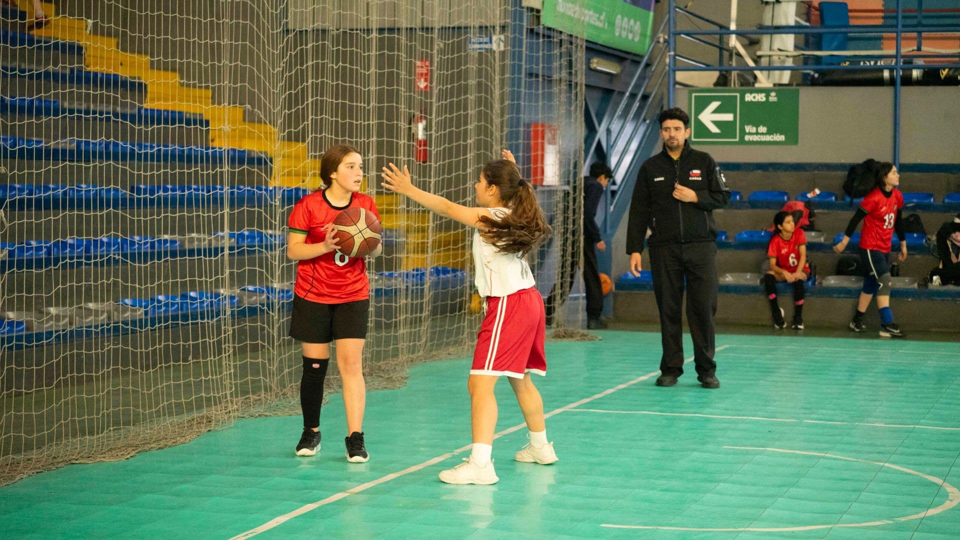 Liceo Augusto D’halmar y Colegio República de Siria avanzan en el Básquetbol Sub 14