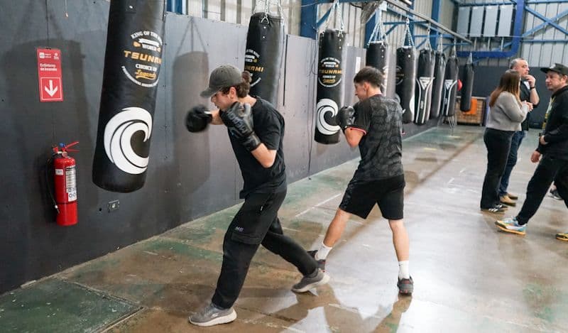 Ihcer Sport donó ocho sacos de boxeo a Ñuñoa Deportes