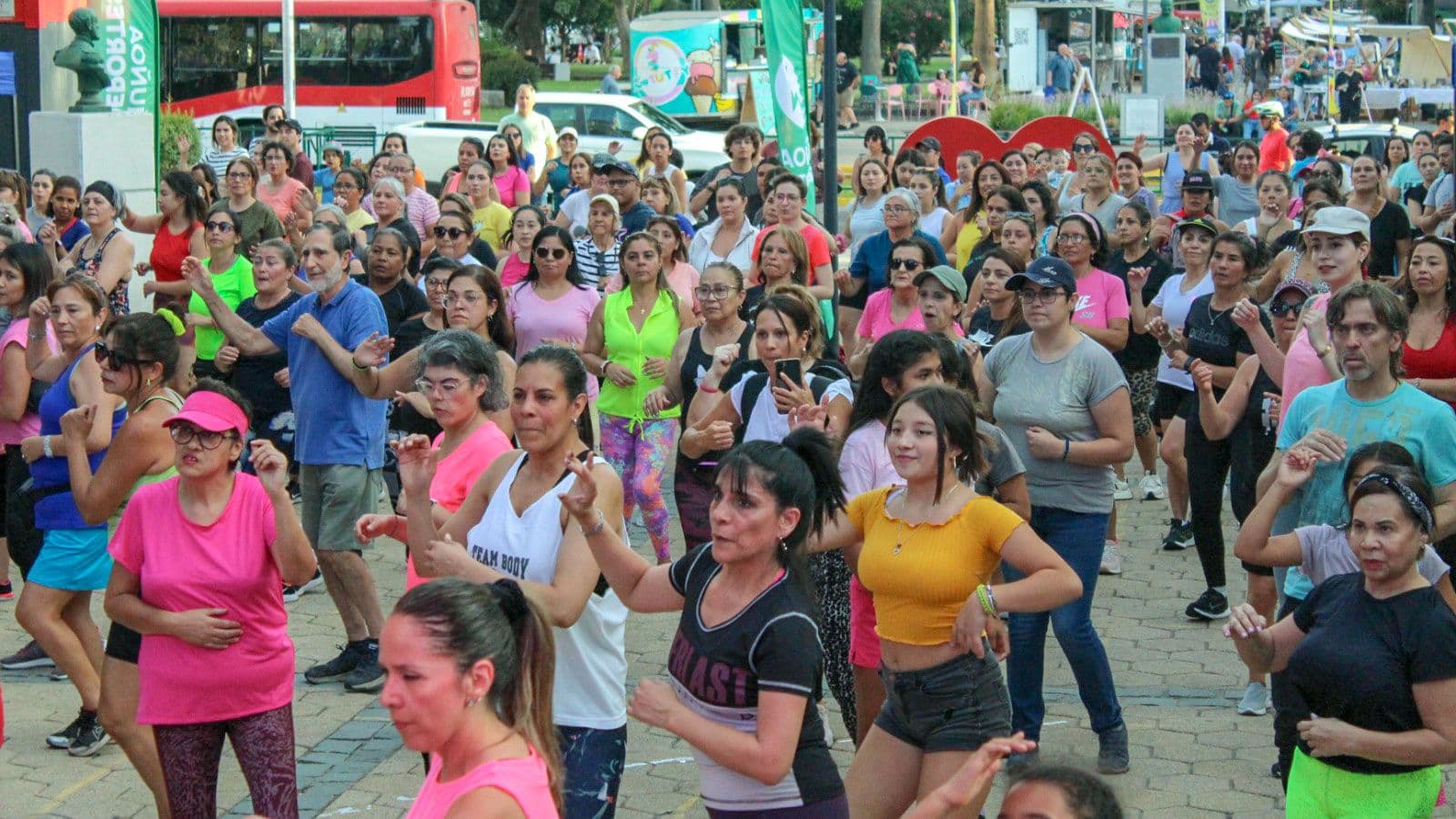 El baile se apoderó de la Plaza Ñuñoa