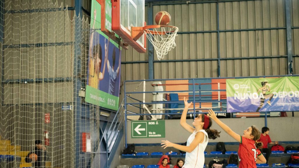 Liceo Augusto D’halmar y Colegio República de Siria avanzan en el Básquetbol Sub 14